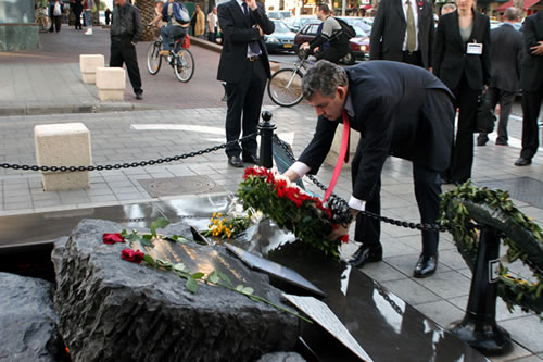 Gordon Brown lays a wreath at the Yitzhak Rabin memorial